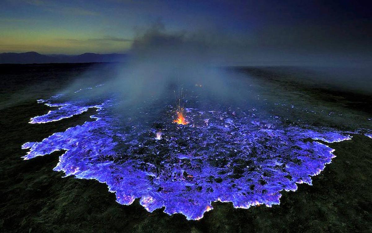 Este es el volcán que expulsa lava azul y está en Indonesia